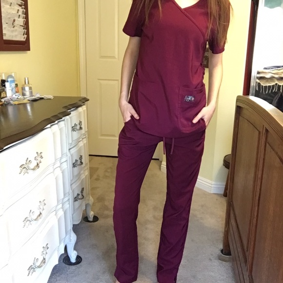 koi Tops - Koi Tech XS regular burgundy scrubs set!
